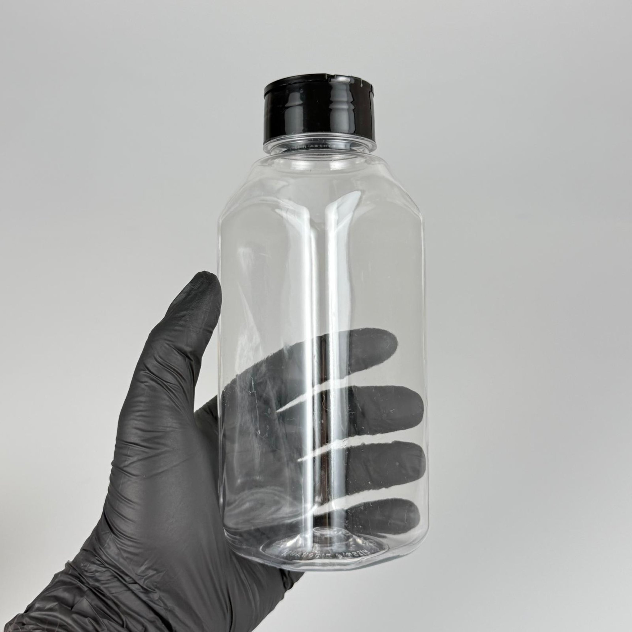 PLASTİK KARE BAHARATLIK KAVANOZ - 500 ML PET BAHARAT, TOZ, PUDRA VB İÇİN PET ŞİŞE + SİYAH AÇILIR KAPANIR DELİKLİ KAPAKLI + KENDİNDEN YAPIŞKANLI KÖPÜK CONTALI TAKIM - 500 CC